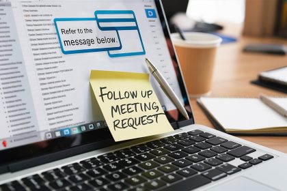 Szczegółowy widok komunikacji e-mail na laptopie z akcesoriami biurkowymi