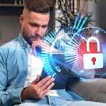 Biznesmen z tabletem w ręku hologram cyberbezpieczeństwa z loc