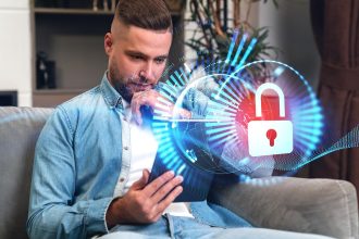 Biznesmen z tabletem w ręku hologram cyberbezpieczeństwa z loc