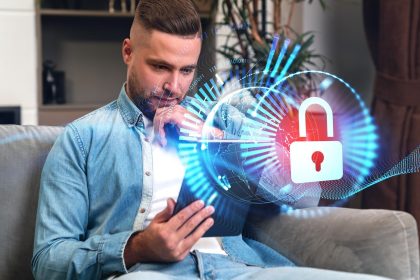 Biznesmen z tabletem w ręku hologram cyberbezpieczeństwa z loc