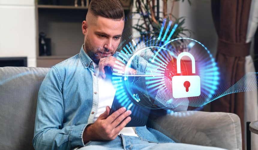 Biznesmen z tabletem w ręku hologram cyberbezpieczeństwa z loc