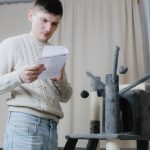 Facet czyta instrukcje montażu burdelu.