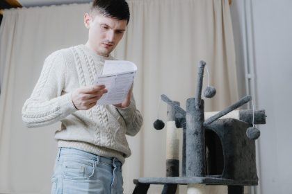 Facet czyta instrukcje montażu burdelu.