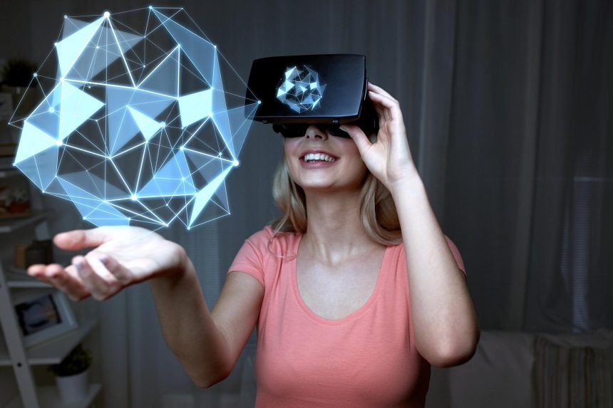 Technologia 3d, rzeczywistość wirtualna, rozrywka i koncepcja ludzi - szczęśliwa młoda kobieta z zestawem słuchawkowym rzeczywistości wirtualnej lub okularami 3d bawiącymi się projekcją kształtu low poly na czarnym tle