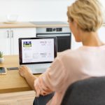 Biała kobieta kupuje kosmetyki online w domu