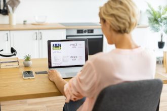 Biała kobieta kupuje kosmetyki online w domu