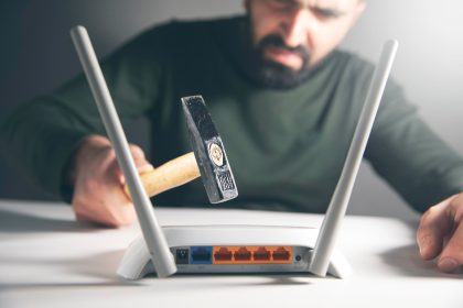 Wściekły człowiek z routerem Wi-Fi