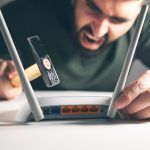 Wściekły człowiek z routerem Wi-Fi