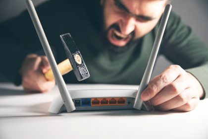 Wściekły człowiek z routerem Wi-Fi