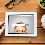 biznes, edukacja, technologia, ludzie i koncepcja internetu - zbliżenie kobiety z paskiem wyszukiwania przeglądarki internetowej na ekranie komputera typu tablet pc i kawa na drewnianym stole
