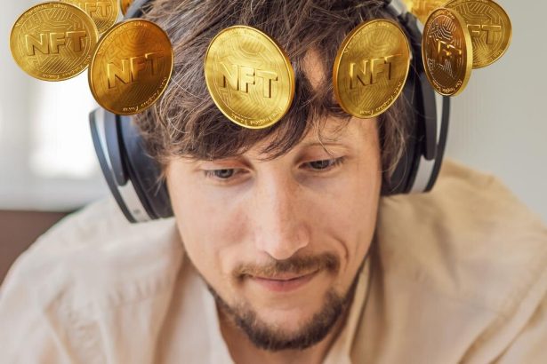 Banner długim formacie młody człowiek artysta cyfrowy DJ tworzy sztukę cyfrową na tabletie w domu i pokazuje