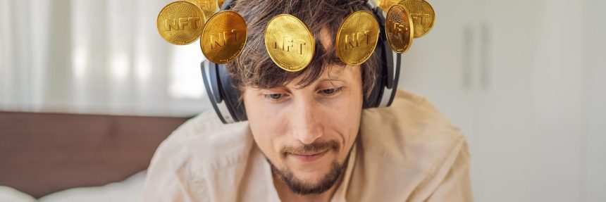 Banner długim formacie młody człowiek artysta cyfrowy DJ tworzy sztukę cyfrową na tabletie w domu i pokazuje
