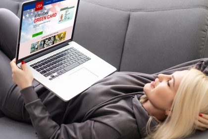 kobieta z laptopem Karta stałego pobytu Zielona karta USA.