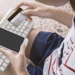 Trzymając się za ręce karty kredytowej i za pomocą laptopa, zakupy online