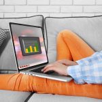 Kobieta używająca laptopa w pomieszczeniach