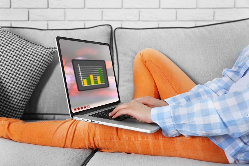 Kobieta używająca laptopa w pomieszczeniach