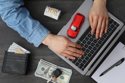 Koncepcja zakupu samochodu i ubezpieczenia samochodzikiem