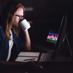 Facet pracujący z komputerem