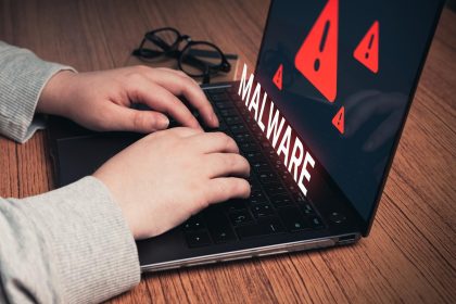 Kobieta korzystająca z laptopa z ostrzeżeniem o wirtualnym złośliwym oprogramowaniu Koncepcja zhakowania systemu Cyberatak na komputer