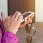 Ręka trzyma inteligentny telefon