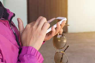 Ręka trzyma inteligentny telefon