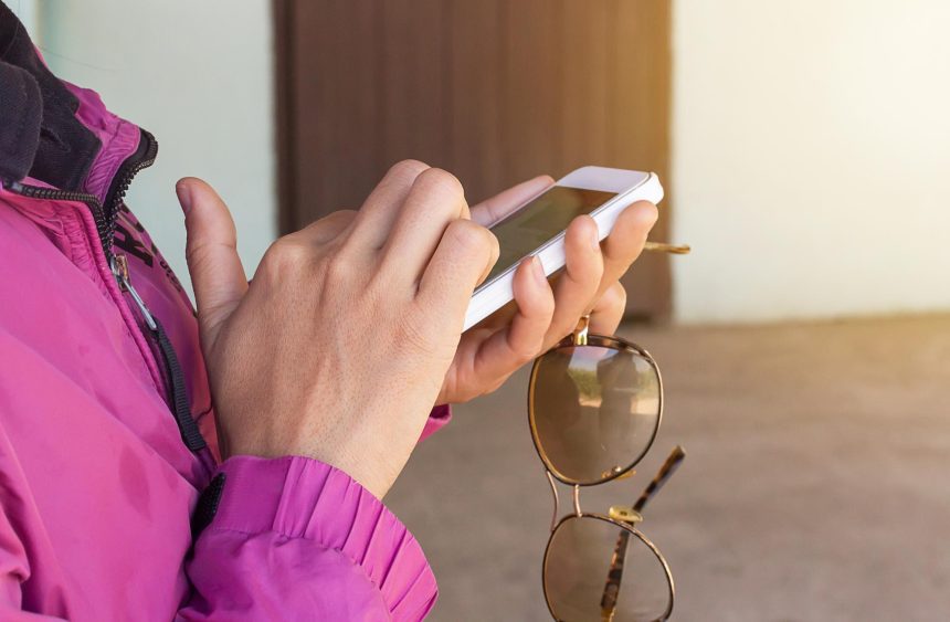 Ręka trzyma inteligentny telefon