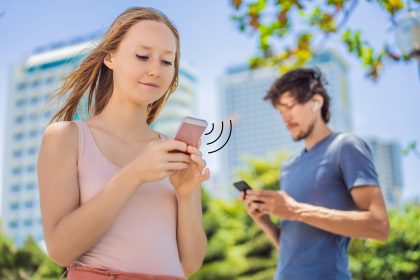Aplikacja mobilna do śledzenia kontaktów covid pandemiczny koronawirus aplikacja mobilna osób noszących maski na twarz