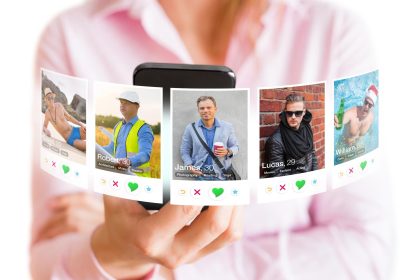 Koncepcja randkowania online Kobieta oglądająca zdjęcia profilowe różnych mężczyzn w aplikacji randkowej na telefonie komórkowym