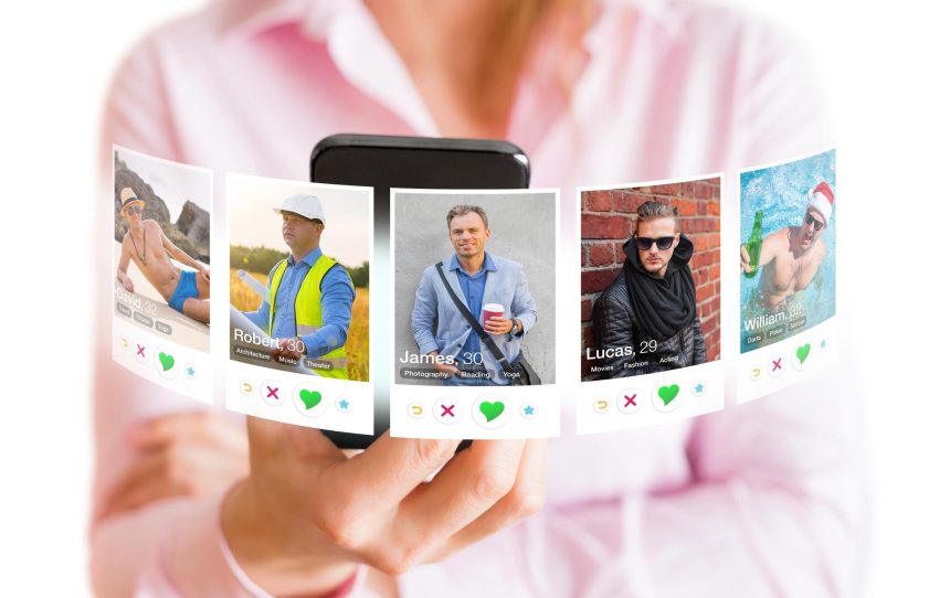 Koncepcja randkowania online Kobieta oglądająca zdjęcia profilowe różnych mężczyzn w aplikacji randkowej na telefonie komórkowym