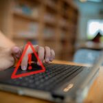 Znaki ostrzegawcze, aby zdawać sobie sprawę z niebezpieczeństw związanych z włamaniem przez hakerów. Wirusy złośliwego oprogramowania internetowego niszczą dane komputerowe