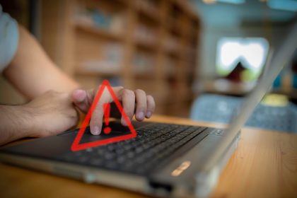 Znaki ostrzegawcze, aby zdawać sobie sprawę z niebezpieczeństw związanych z włamaniem przez hakerów. Wirusy złośliwego oprogramowania internetowego niszczą dane komputerowe
