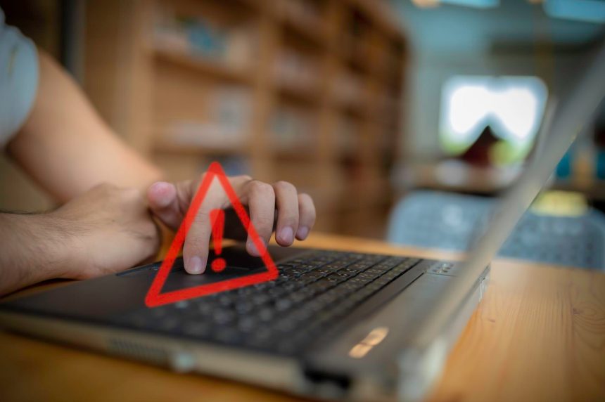 Znaki ostrzegawcze, aby zdawać sobie sprawę z niebezpieczeństw związanych z włamaniem przez hakerów. Wirusy złośliwego oprogramowania internetowego niszczą dane komputerowe