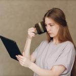 Portret młodej aktorki studentki uczącej się roli kobiety z cyfrowym tabletem Aktorski test odlewania filmowego przesłuchania aktorskie