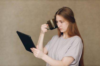 Portret młodej aktorki studentki uczącej się roli kobiety z cyfrowym tabletem Aktorski test odlewania filmowego przesłuchania aktorskie