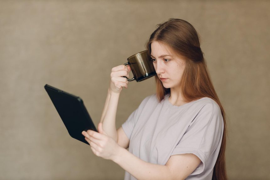 Portret młodej aktorki studentki uczącej się roli kobiety z cyfrowym tabletem Aktorski test odlewania filmowego przesłuchania aktorskie