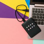 Zewnętrzna dysk twardy z etykietą bazy danych podłączonej do laptopa