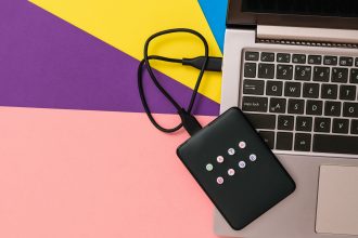 Zewnętrzna dysk twardy z etykietą bazy danych podłączonej do laptopa