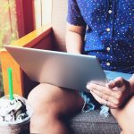 Mężczyzna używa laptop w kawiarni. Praca procesowa.