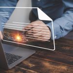 Pomysły na zarządzanie dokumentami bez papierowej koncepcji podpisu elektronicznego w biurze Biznesmen używa długopisu do podpisania podpisu elektronicznego zatwierdzonego na dokumencie elektronicznym za pomocą laptopa na drewnianym stole