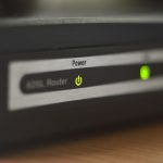Zielony wskaźnik na routerze internetowym