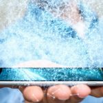 Biznesmen używa 3D renderingu sieci dane sferę z jego telefonem komórkowym