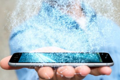 Biznesmen używa 3D renderingu sieci dane sferę z jego telefonem komórkowym