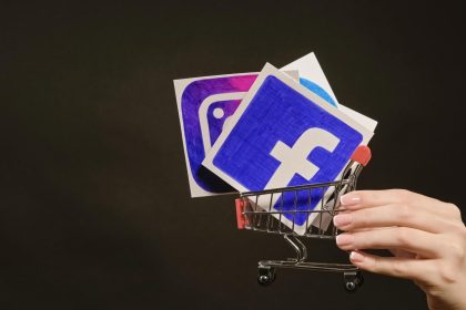 Marketing mediów społecznościowych ręczna ikona kosza na zakupy