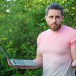 Zdziwiony freelancer pracuje online zdjęcie freelancera freelancera freelancera