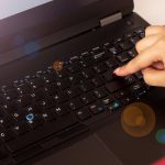 Kobieta klika przycisk Enter na laptopie
