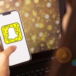 Piękna ręka kobiety otwierającej Snapchat