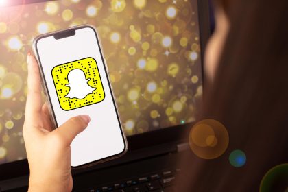 Piękna ręka kobiety otwierającej Snapchat