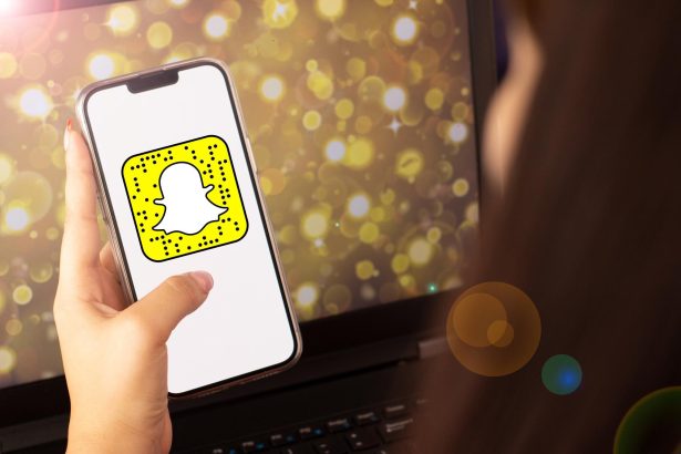 Piękna ręka kobiety otwierającej Snapchat