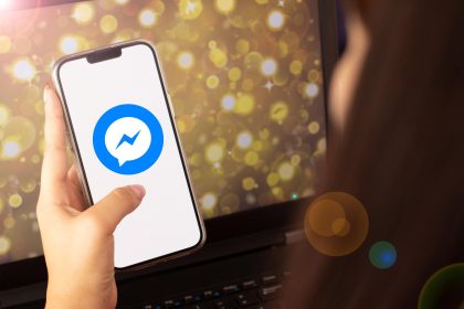 Piękna kobieta otrzymująca powiadomienia na Facebooku