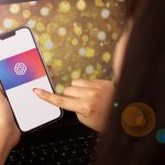 Ręka pięknej kobiety wskazująca na telefon komórkowy z ikoną otwartej AI